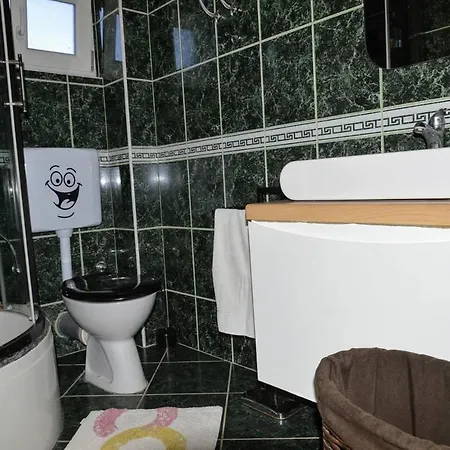 Lovely 2-bed In Close To Apartament *