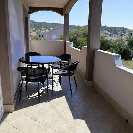 Lovely 2-bed In Close To Apartament