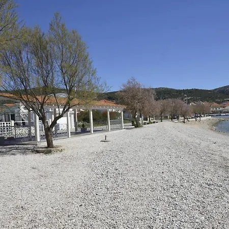 Lovely 2-bed In Close To Apartament