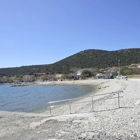 Lovely 2-bed In Close To Apartament Vinišće