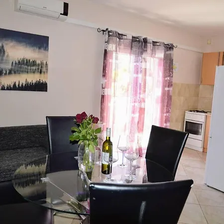 Lovely 2-bed In Close To Apartament *