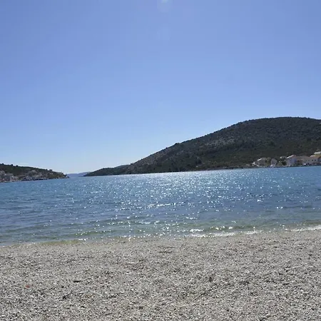Lovely 2-bed In Close To * Vinišće