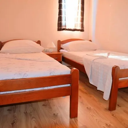 Lovely 2-bed In Close To Apartament