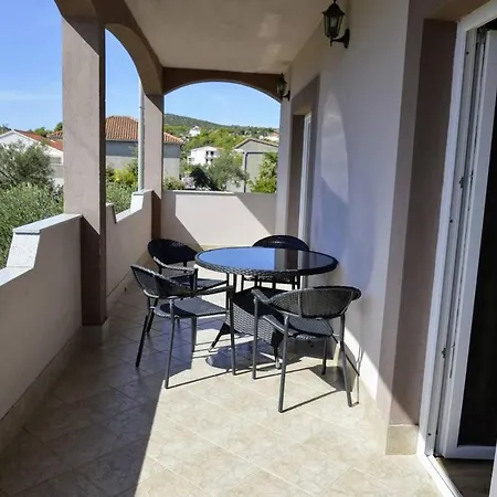 Lovely 2-bed In Close To Apartament *